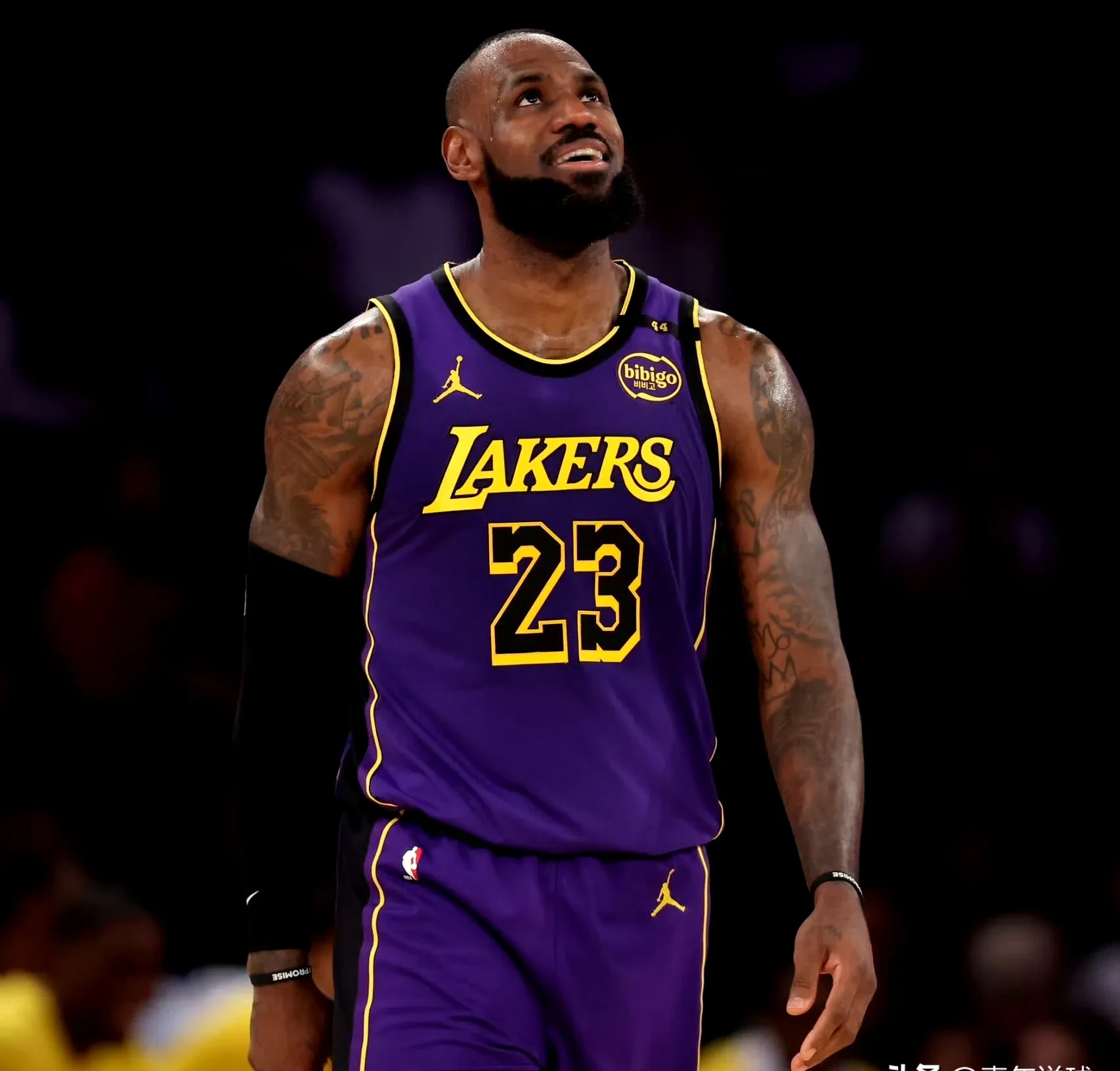 詹姆斯回归赛场，败北首场状态亮眼，日本队观众沸腾！